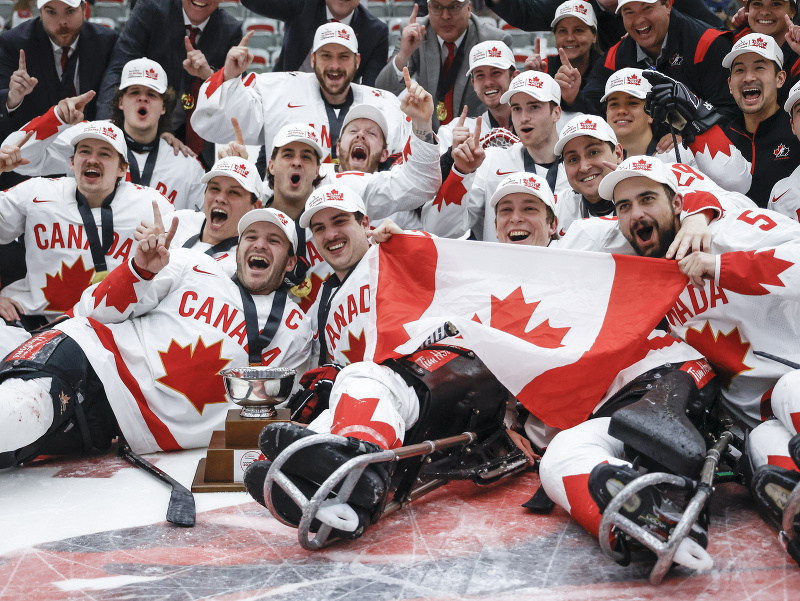 Parahokejisti Kanady oslavujú zisk zlatej medaily po finálovom zápase Kanada - USA na domácich MS v Calgary v nedeľu 12. mája 2024
