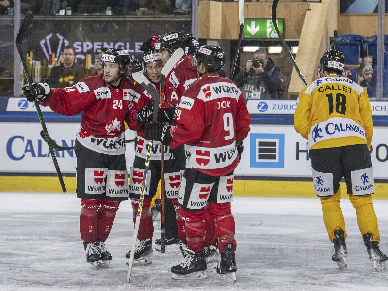 Kanadský hokejista Smith Ty sa raduje z gólu so spoluhráčmi v zápase o postup do semifinále Kanada - KalPa Kuopio na turnaji o Spenglerov pohár