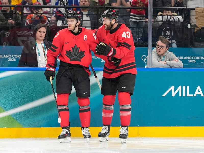 Connor McDavid (97) a Tom Wilson (43) oslavujú gól Kanady