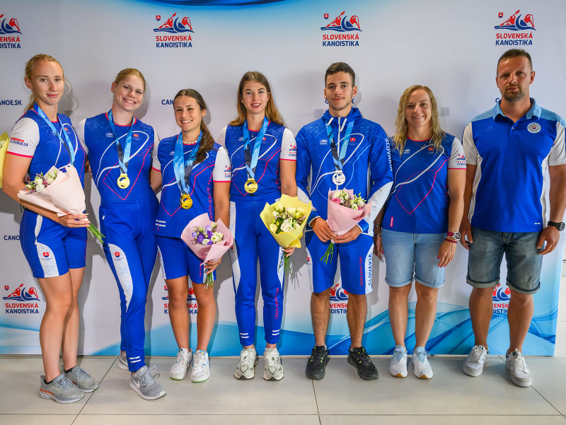 Na snímke rýchlostní kanoisti zľava Hana Gavorová, Sofia Bergendiová, Réka Bugárová, Bianka Sidová, Alex Gavlíder, tréneri Kristína Medovčíková a Eugen Honti