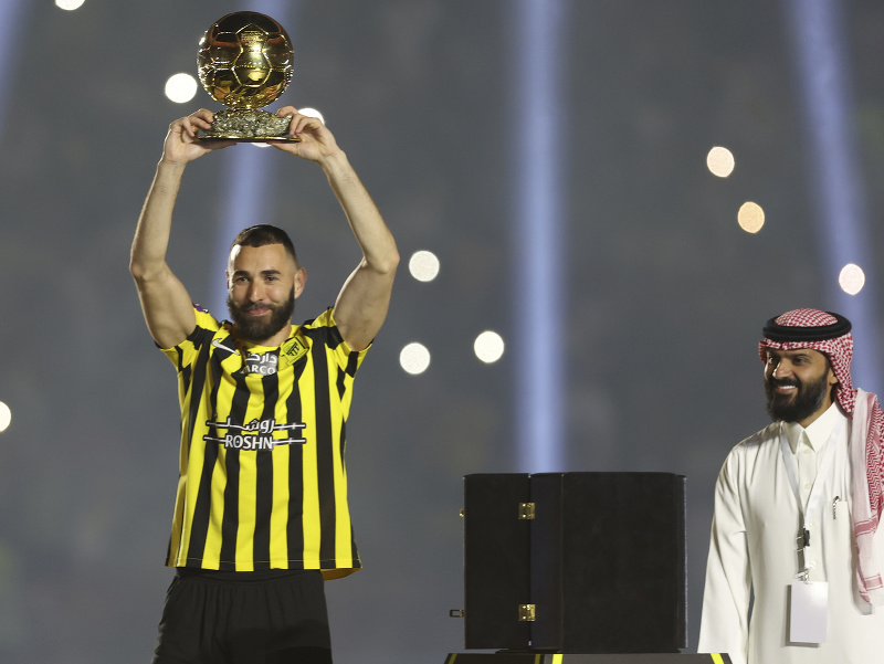 Nový hráč tímu Al Ittihad Karim Benzema pózuje s trofejou Zlatá lopta 2022 počas prezentácie na štadióne kráľa Abdulláha v meste Džidda v Saudskej Arábii