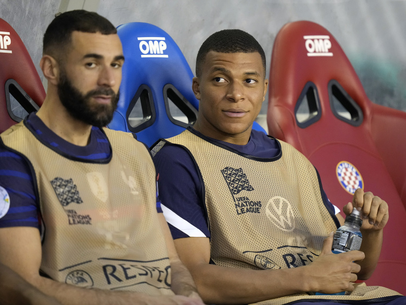 Kylian Mbappé a Karim Benzema na lavičke 