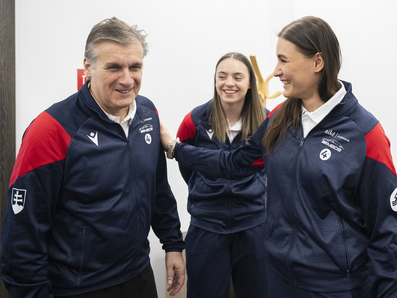 Na snímke zľava tréner slovenských hádzanárok Jorge Dueňas, zverenkyne Olívia Ščípová a Karin Bujnochová sa usmievajú po tlačovej konferencii