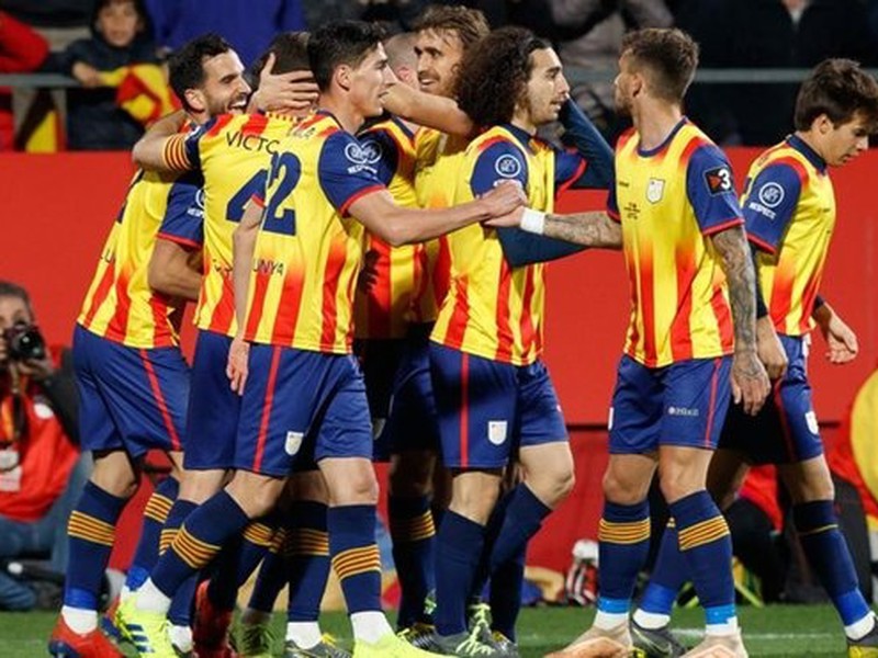 Hráči Katalánska sa radujú z gólu
