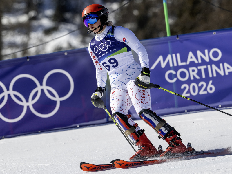 Na snímke slovenská lyžiarka Katarína Šrobová nedokončila 1. kolo slalomu na zimných olympijských hrách v Cortine d'Ampezzo