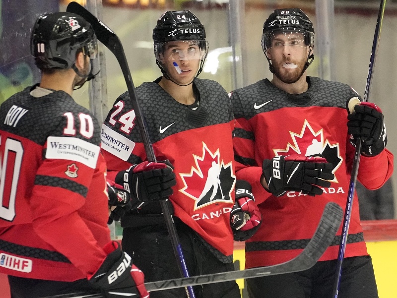 Hráči Kanady oslavujú gól