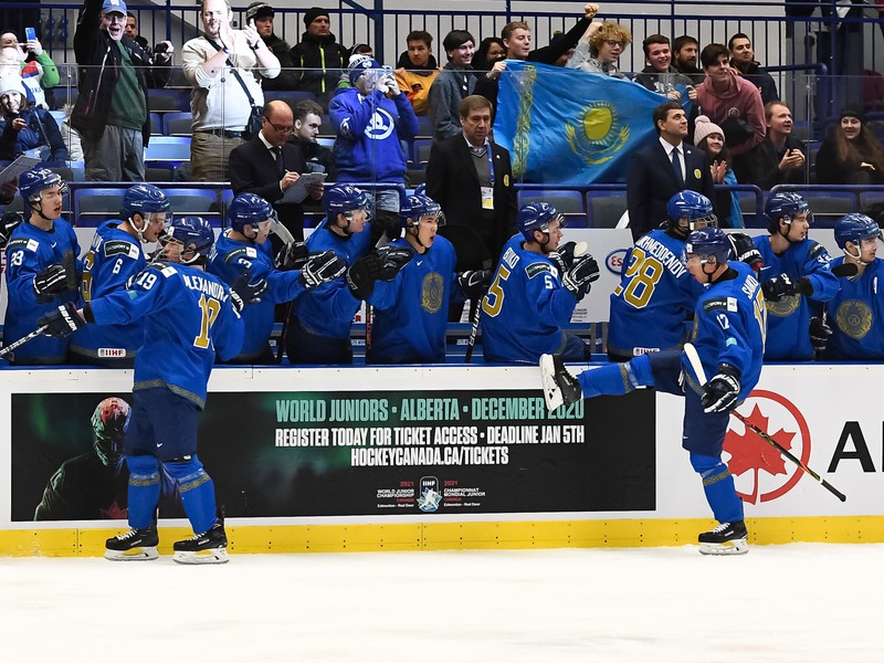 Kazašskí hokejisti si udržali šancu na záchranu 