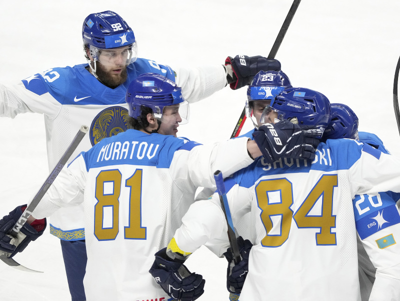 Kazašskí hokejisti sa tešia z gólu