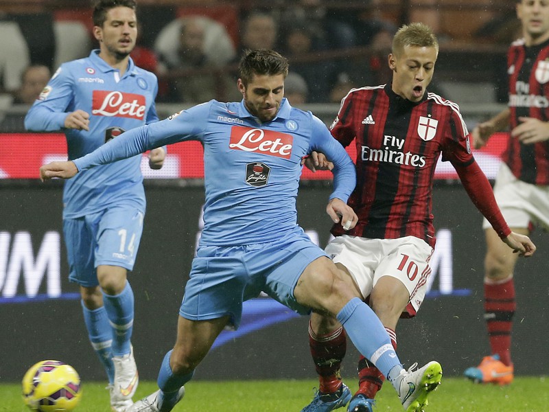 Keisuke Honda z Ac Miláno a Dries Mertens z Neaopolu 