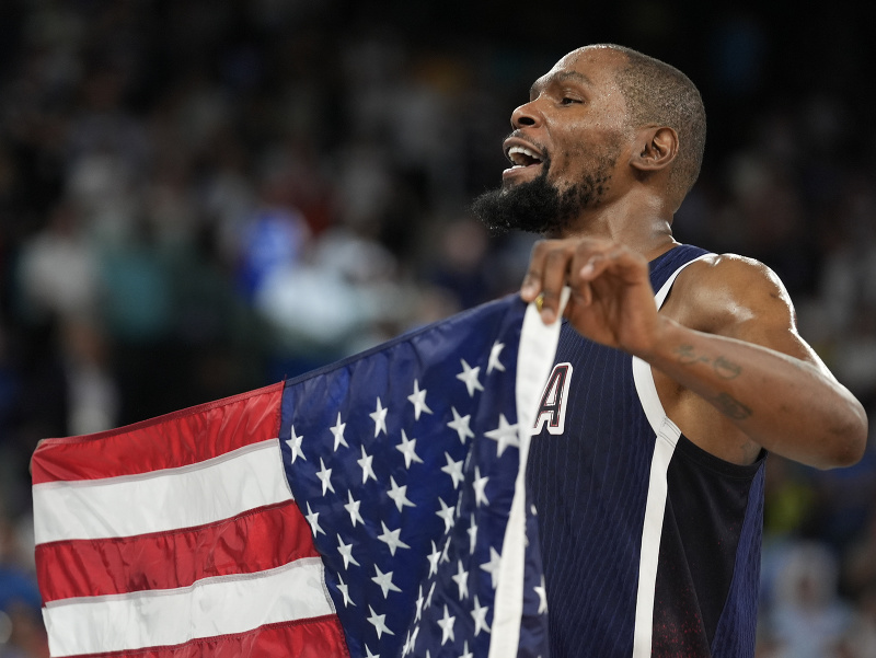 Kevin Durant sa raduje z triumfu amerických basketbalistov na OH v Paríži