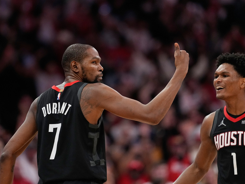 Hráč Houstonu Rockets Kevin Durant (vľavo) oslavuje so spoluhráčom Amenom Thompsonom