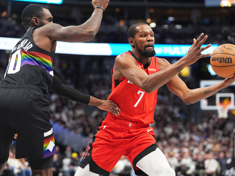 Na snímke hráč Denveru Tim Hardaway Jr. (vľavo) a hráč Houstonu Kevin Durant bojujú o loptu v zápase zámorskej NBA Denver - Houston v meste Denver 20. decembra 2025