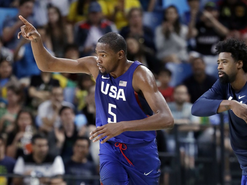 Kevin Durant (vľavo) sa teší po strelení koša