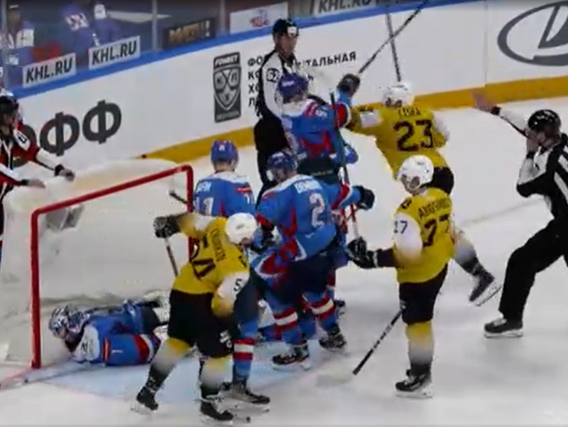 Slovenský hokejista Adam Liška sa v KHL zapojil do pästného súboja 