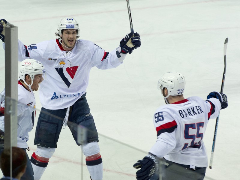 Na snímke hokejisti Slovana zľava strelec gólu Václav Nedorost, Tomáš Kundrátek a Kim Barker sa tešia po strelení gólu