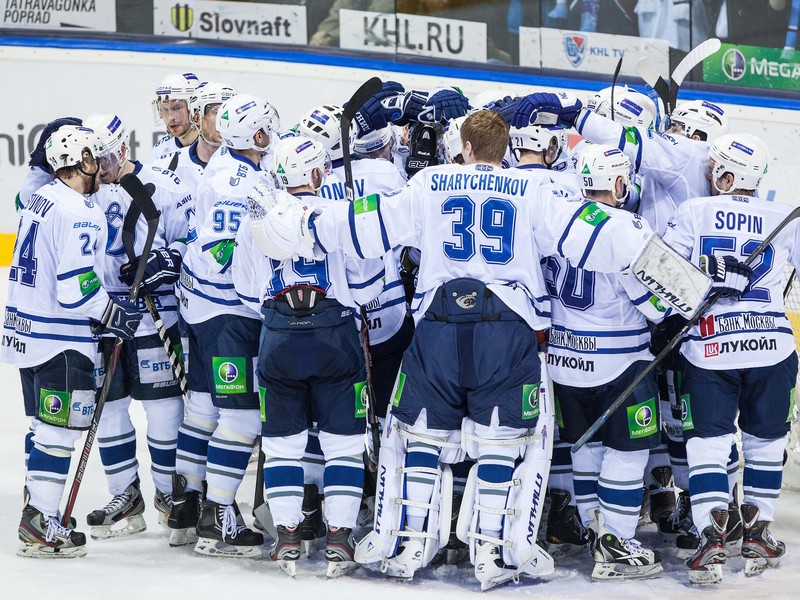 Radosť hráčov Dinama Moskva po triumfe v KHL