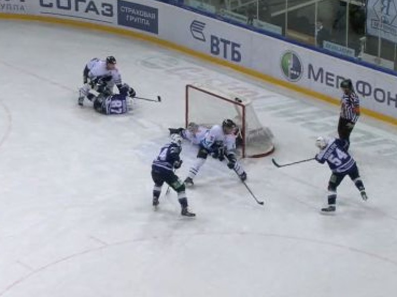 Kontroverzný gól v zápase Dinama Moskva s nováčikom v KHL nakoniec uznali.