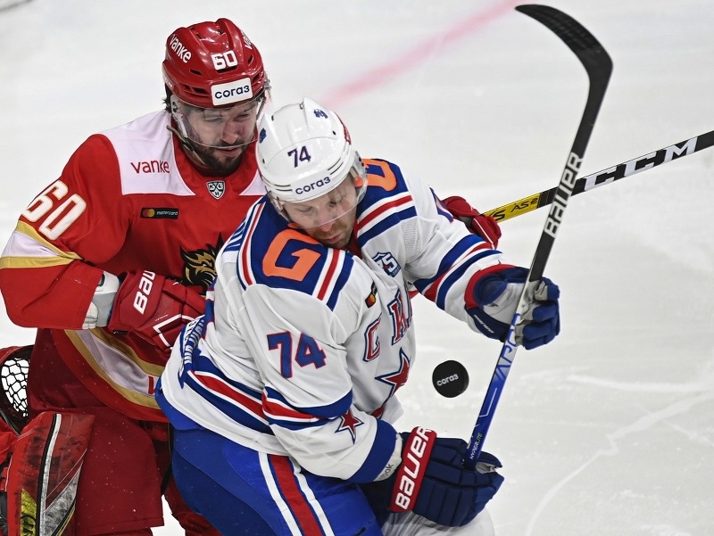 Ruský hokejista Denis Osipov (vľavo) v drese Červenej hviezdy Kchun-lun