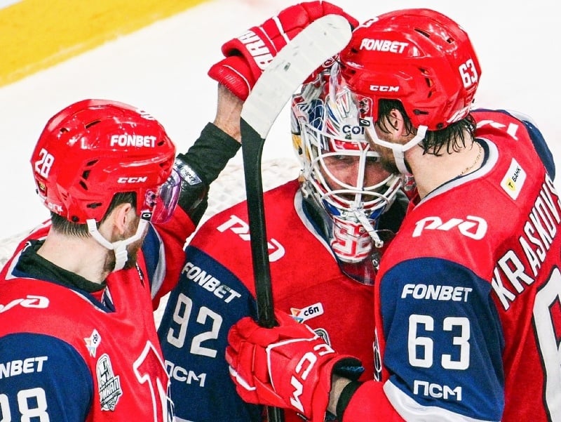 Hokejisti Lokomotivu Jaroslavľ Martin Gernát a Pavel Kraskovsky ďakujú svojmu brankárovi Daniilovi Isayevovi