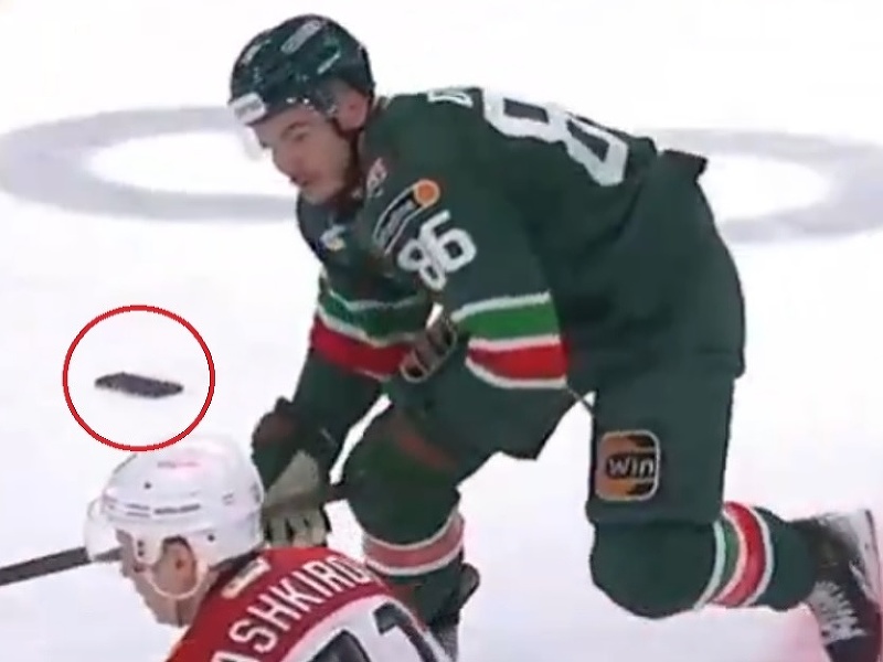 Nikita Dynyak vytratil počas zápasu KHL na ľadovej ploche mobilný telefón