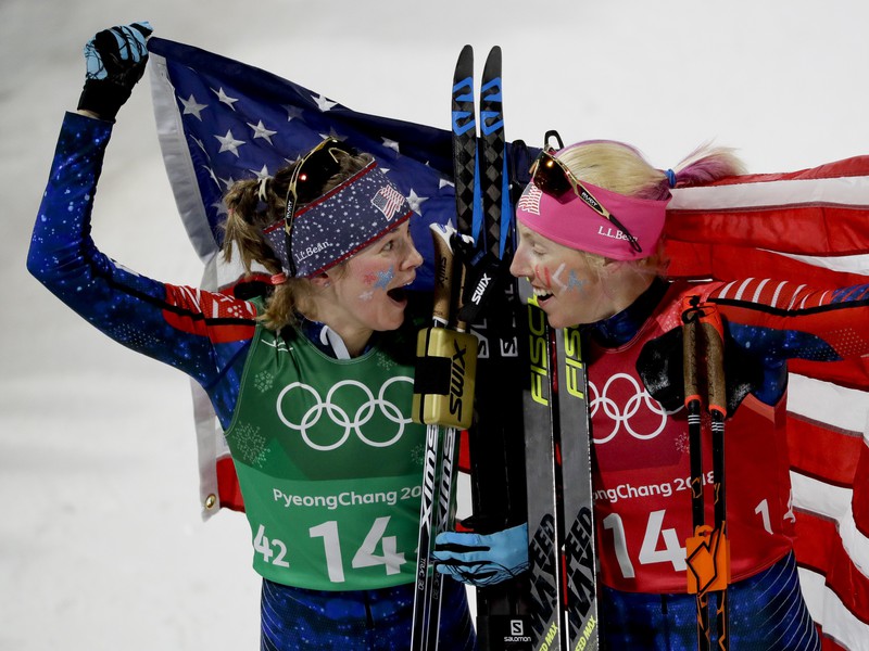 Americké bežkyne na lyžiach Kikkan Randallová (vpravo) a Jessica Digginsová sa tešia po zisku zlatých medailí