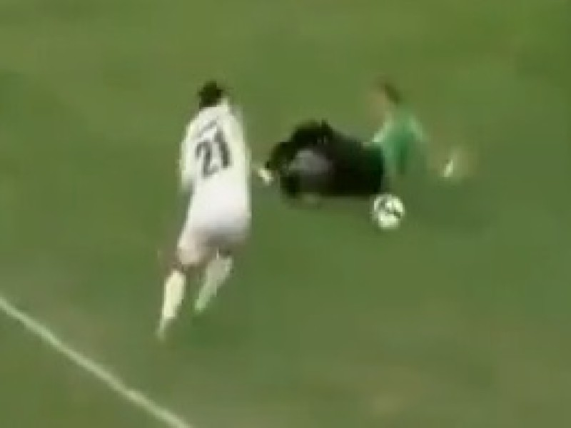 Ku gólmanovi Chouihovi smerovala lopta po zemi, no situáciu podcenil a pošmykol sa.