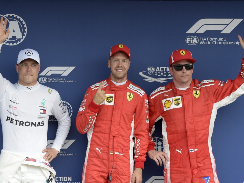 Na snímke uprostred nemecký pilot formuly 1 Sebastian Vettel na Ferrari vyhral kvalifikáciu na nedeľňajšiu Veľkú cenu Nemecka F1 na okruhu v Hockenheime v sobotu 21. júla 2018. Druhý skončil Fín Valtteri Bottas na Mercedese (vľavo), tretí Vettelov tímový 
