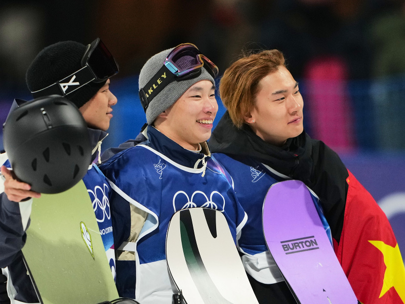 Zľava Ryoma Kimata, zlatý Kira Kimura a bronzový Číňan Su Yiming 