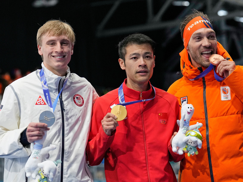 Ning Čung-jen z Číny, v strede a zlatá medaila, Jordan Stolz z USA, vľavo a strieborná medaila, a Kjeld Nuis z Holandska, vpravo a bronzová medaila.