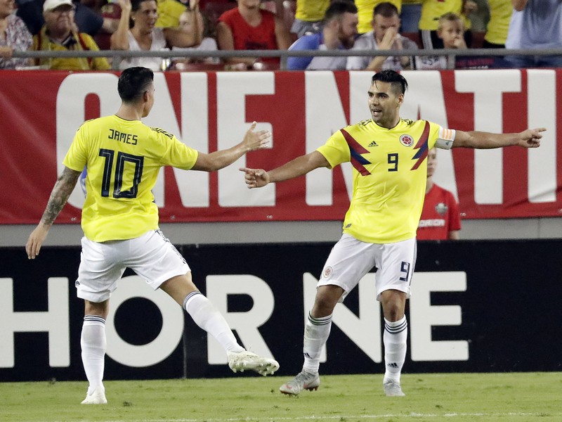 Kolumbijský hráč Radamel Falcao (vpravo) oslavuje so spoluhráčom Jamesom Rodríguezom gól