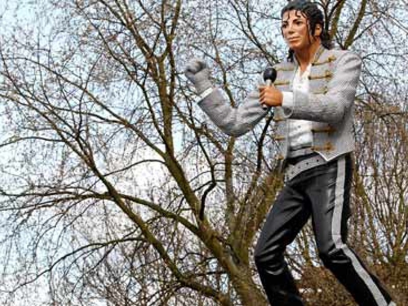 Kontroverzná socha Michaela Jacksona pred štadiónom Fulhamu