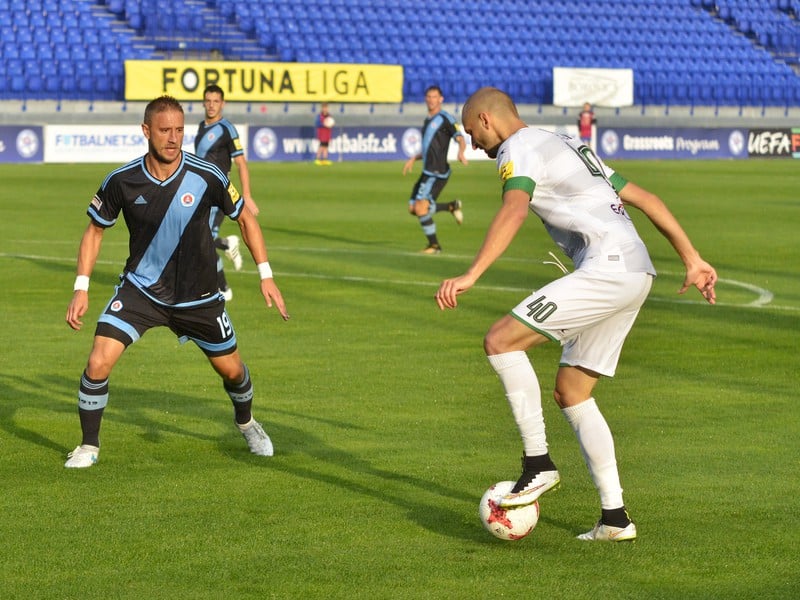 Kornel Saláta z ŠK Slovan Bratislava (vľavo) a Jakub Grzegorz z 1. FC Tatran Prešov 
