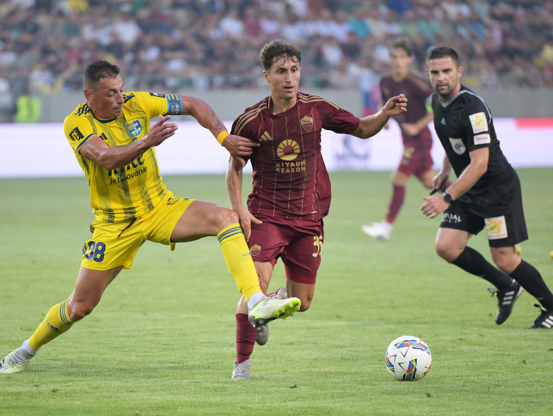Zľava Nicolas Gorosito (FC Košice) a Tommaso Baldanzi (AS Rím) bojujú o loptu