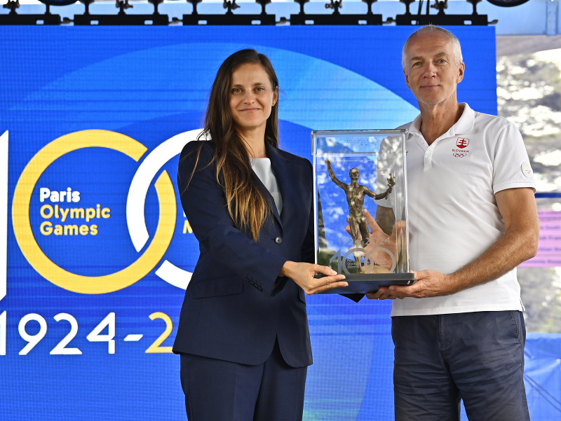Generálny sekretár Slovenského olympijského a športového výboru (SOŠV) Jozef Liba a slovenská reprezentantka v streľbe Danka Barteková