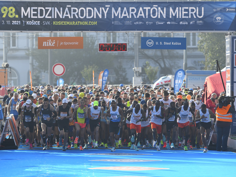 Štart hlavnej skupiny bežcov minuloročného 98. ročníka Medzinárodného maratónu mieru v Košiciach