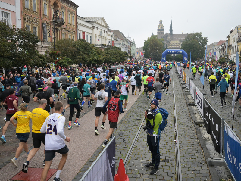 Na snímke štart pretekárov 102. ročníka Medzinárodného maratónu mieru (MMM) v Košiciach