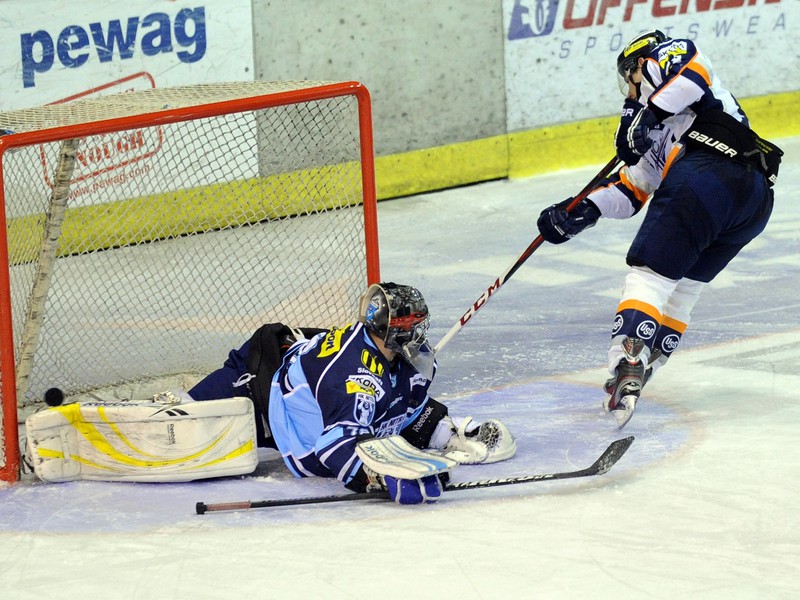 Marek Laco z HK Nitra (vľavo) a Gabriel Spilár z HC Košice