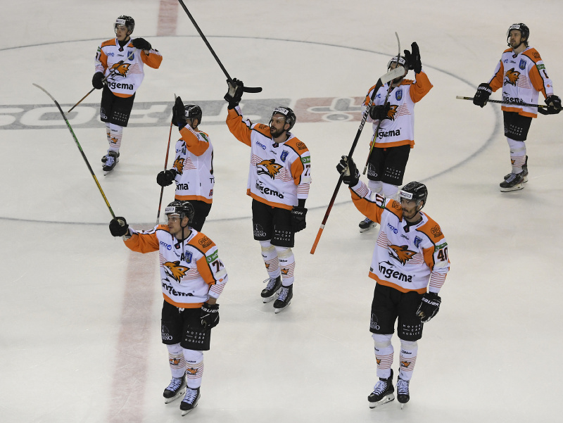 Radosť hokejistov Michaloviec po víťazstve nad Košicami vo 4. zápase štvrťfinále play off hokejovej Tipos extraligy