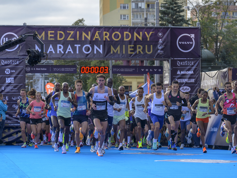 Oficiálny štart maratóncov počas bežeckých pretekov 101. ročníka Medzinárodného maratónu mieru (MMM) v Košiciach