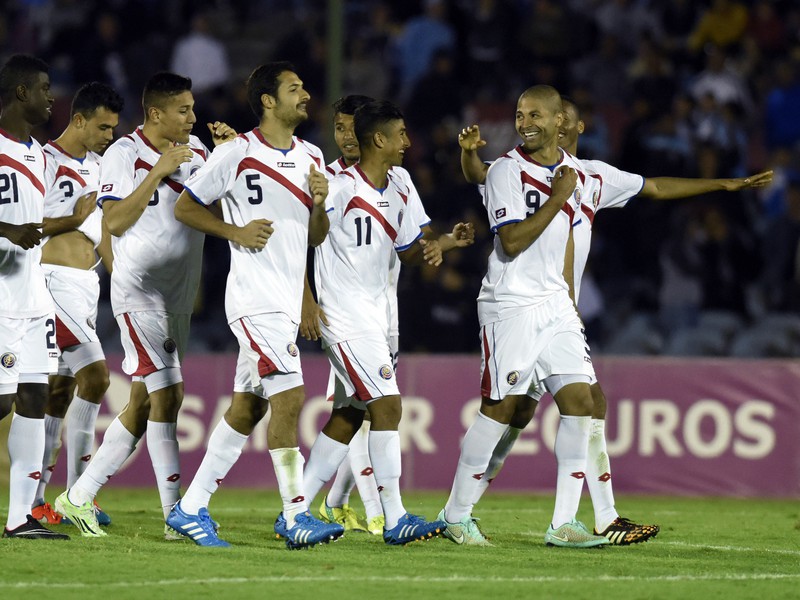 Hráči Kostariky sa radujú z výhry nad Uruguajom