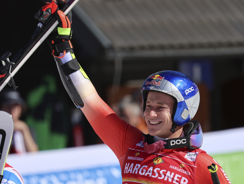 Švajčiarsky lyžiar Marco Odermatt sa teší po triumfe v obrovskom slalome