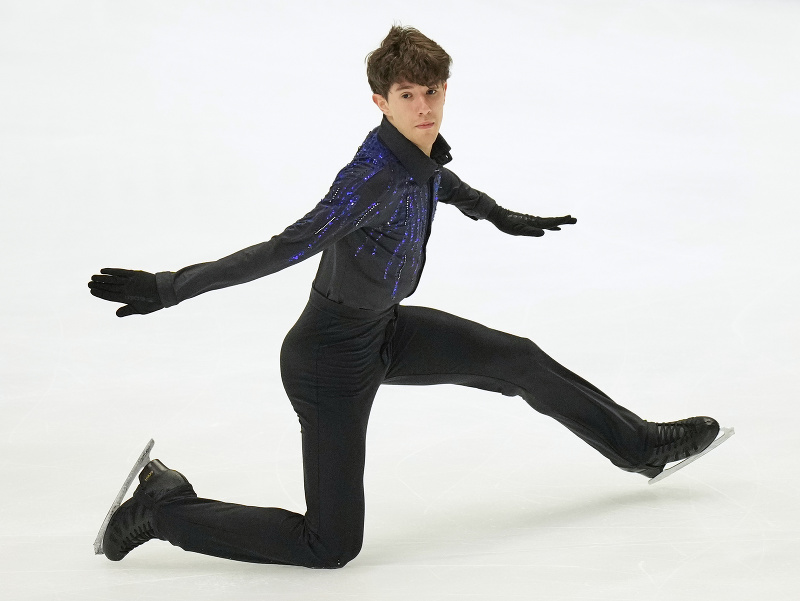 Slovenský krasokorčuliar Adam Hagara počas krátkeho programu mužov na NHK Trophy, podujatí série Grand Prix ISU v Kadome