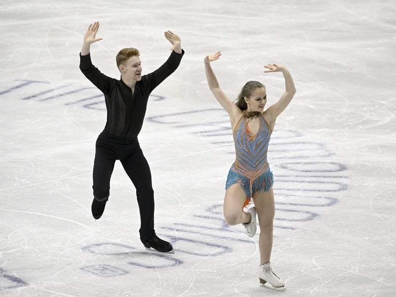 Slovenskí reprezentanti Anna Šimová a Kirill Aksenov v súťaži rytmických tancov v kategórii tanečných párov na krasokorčuliarskych majstrovstvách Európy vo fínskom Espoo