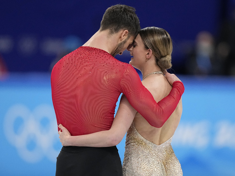 Francúzski krasokorčuliari Gabriella Papadakisová a Guillaume Cizeron získali zlaté medaily v súťaži tanečných párov na ZOH 2022 v Pekingu