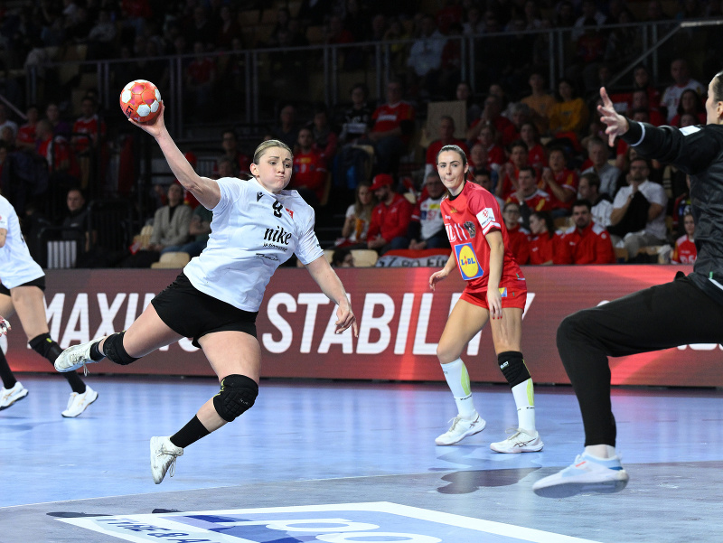 Na snímke Kristína Pastorková (Slovensko) a brankárka Lena Ivančok (Rakúsko)