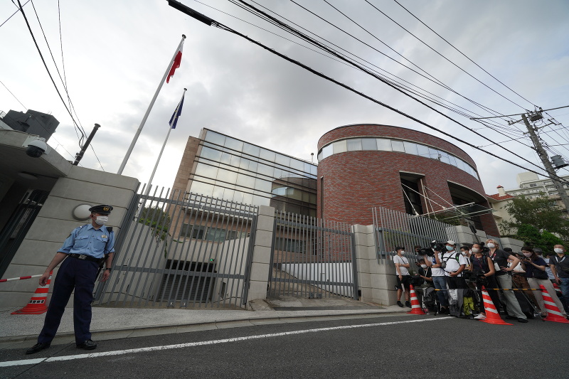 Novinári stoja pred poľským veľvyslanectvom v Tokiu, ktoré navštívila bieloruská atlétka Kryscina Cimanovská 