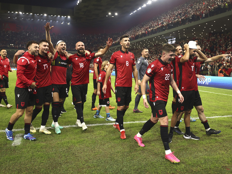 Futbalisti Albánska oslavujú výhru nad Českom