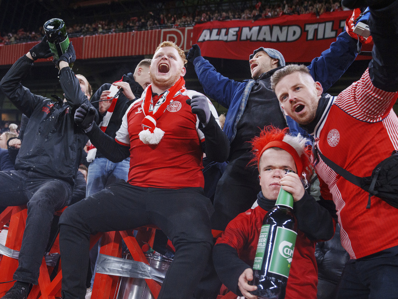 Dánski futbaloví fanúšikovia oslavujú po výhre 2:1 v kvalifikačnom zápase H-skupiny ME 2024