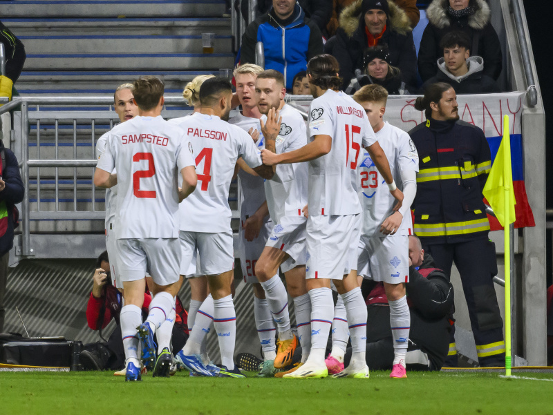 Na snímke gólová radosť hráčov Islandu v zápase J-skupiny proti Slovensku