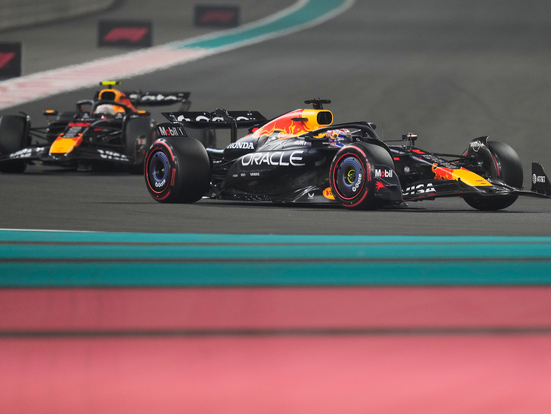 Max Verstappen a Yuki Tsunoda počas kvalifikácie na Veľkú cenu Abú Dhabí